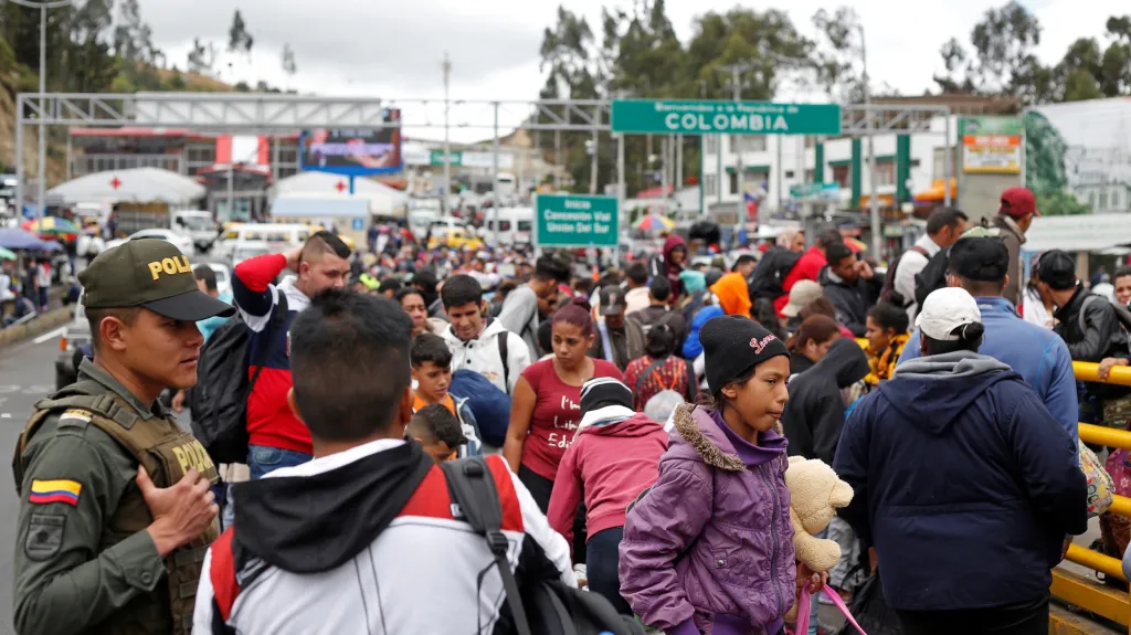 Migranti z Venezuely přecházejí hranici mezi Kolumbií a Ekvádorem