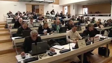 Karlovarští zastupitelé při jednání