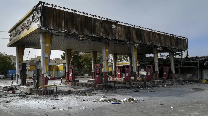 Čerpací stanice vypálená během protestů proti zvyšování cen benzinu