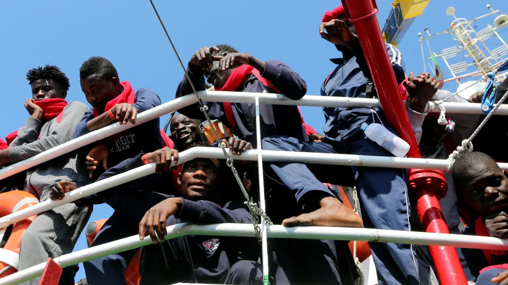 Migranti na lodi organizace Save the Children míří k italskému přístavu Crotone