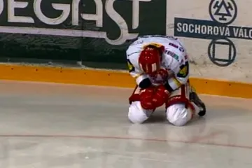 Hlavou proti mantinelu. Polanský byl rád, že pád přežil