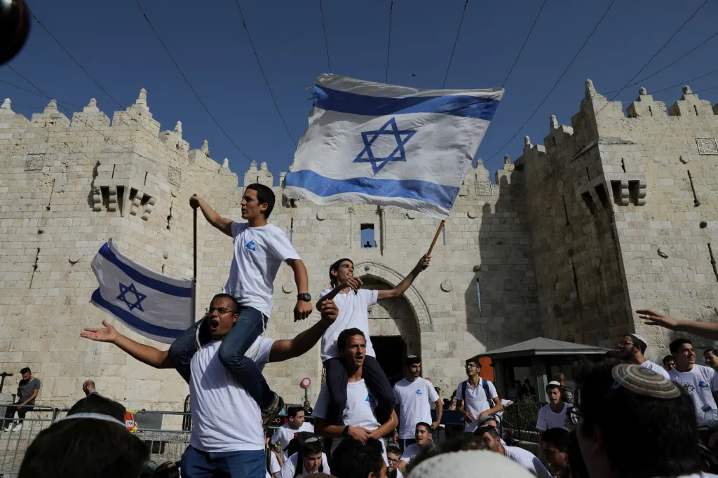 Jerusalem day je izraelským národním svátkem. Na snímku jsou mladí židé blízko Damašské brány v Jeruzalémě