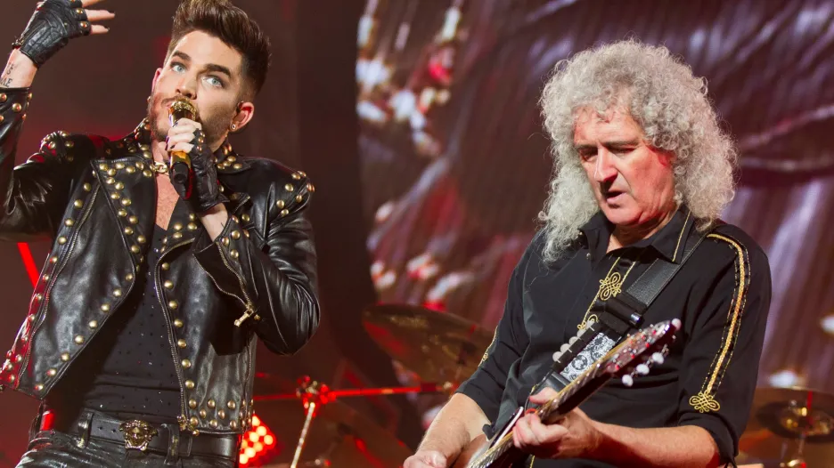 Adam Lambert zpívá s kapelou Queen