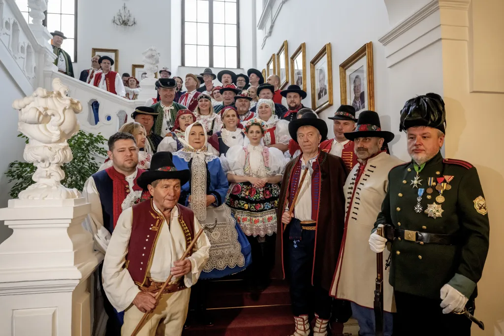 Poslanci pózují v lidových krojích