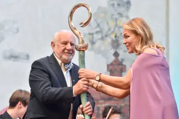 V den nedožitých 82. narozenin Václava Havla převzal cenu Vize 97 profesor Josef Jařab