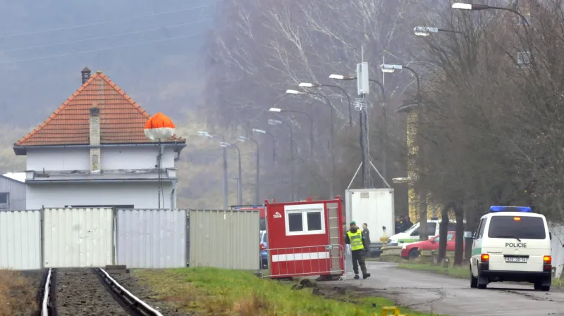 Policie uzavřela přístupové cesty v okruhu deseti kilometrů