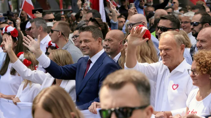 Rafal Trzaskowski a Donald Tusk (vpravo) s příznivci