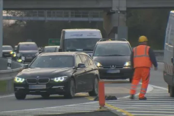 D1 je neprůjezdná, přes noc zaniknou tři mosty. Cedule směrují řidiče až k Táboru