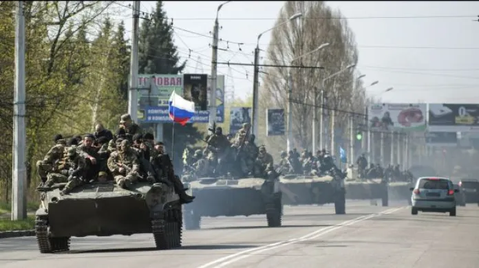 NC: Příjezd jednotek s ruskými vlajkami do Slavjansku