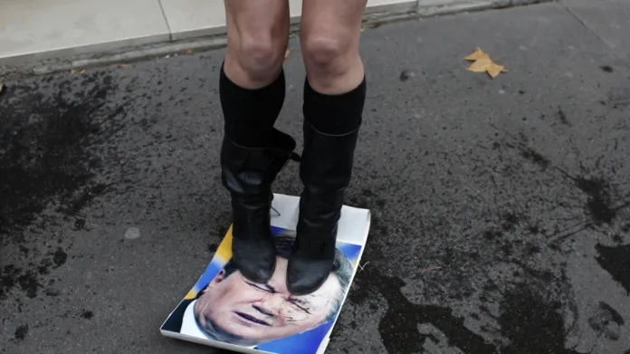Protest aktivistek z hnutí Femen v Paříži proti ukrajinskému prezidentu Janukovyčovi