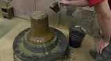 Práce na zvonu v nizozemské slévárně