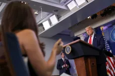 Trump znovu hájil užívání hydroxychlorochinu. Sdílel video ženy, která mluví o DNA z mimozemšťanů