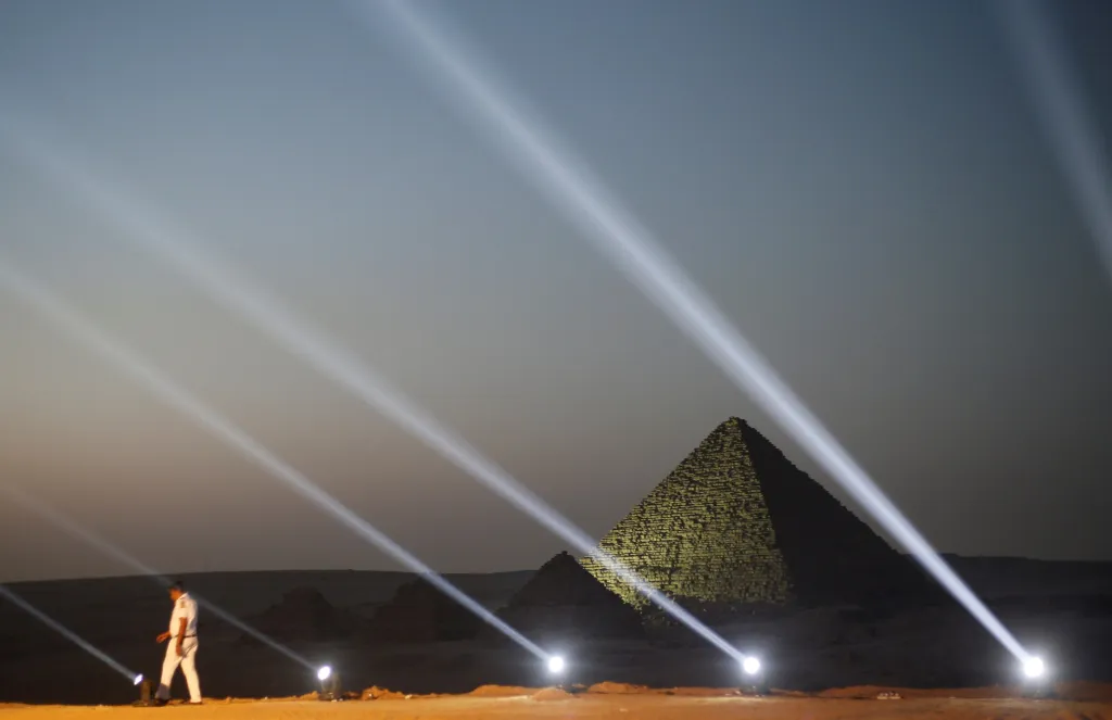 Mnoho evropských restaurací se v současné době bojí o svoji existenci. V Egyptě je situace opačná. Na okraji Káhiry byla otevřena nová luxusní restaurace s výhledem na slavné pyramidy v Gíze. Světla u pyramid patří restauraci, která je takto osvětlená