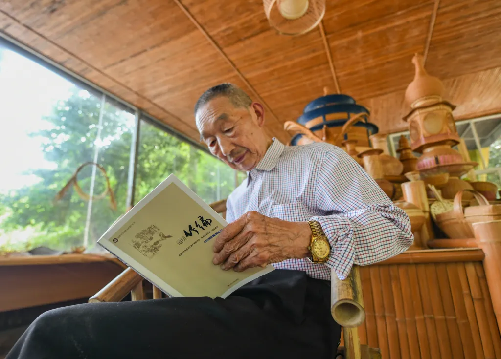 Bambusový tkadlec Zhao Sijin (86) se snaží zachránit dva tisíce let staré řemeslo