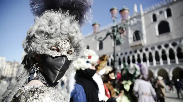 Benátky, město masek karnevalových i těch ochranných