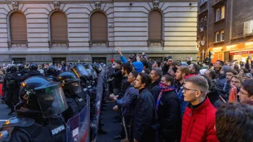 Studenti se střetli s policií v Bělehradě po komunálních volbách, kolem nichž se vznáší podezření z podvodů