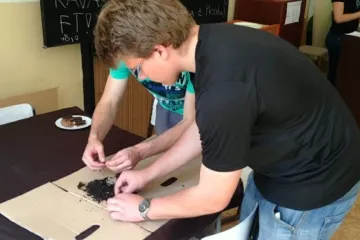 Žížaly vydělaly studentům na školní relaxační klub