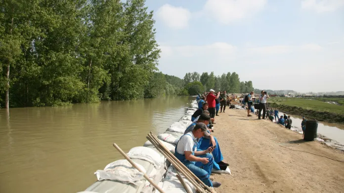 Jih Maďarska se opevňuje před kulminací Dunaje