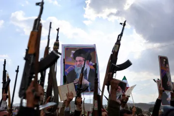 Od New Yorku po Kašmír manifestují příznivci i odpůrci útoku na Írán