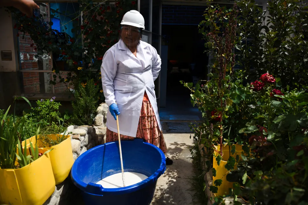 Chemické procesy provádí na zahradě svého domu, kterou proměnila v laboratoř