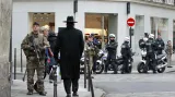 Policie a vojáci v židovské čtvrti v Paříži