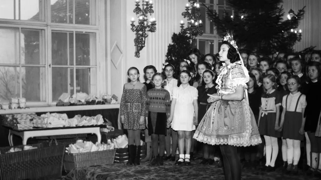 Vánoční nadílka dětem zaměstnanců Kanceláře prezidenta republiky na Pražském hradě (prosinec 1945)