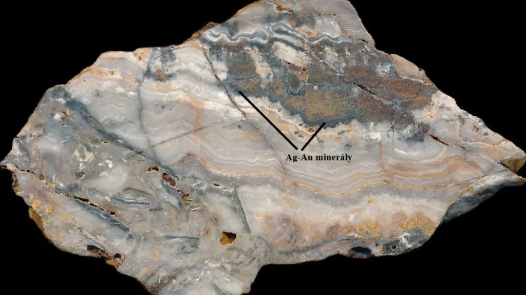 Zrnka nově objevených minerálů na vzorku z Šibeničného vrchu