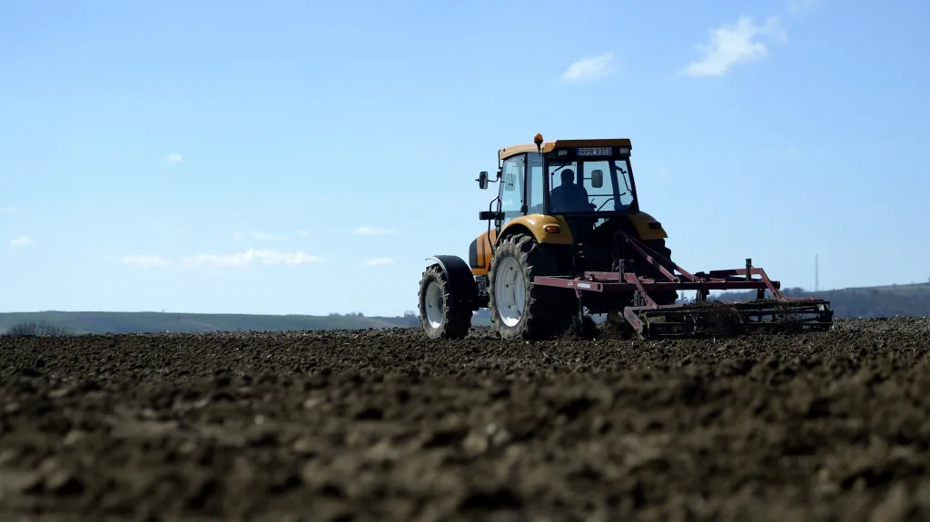 Pole na jižní Moravě osévají traktory