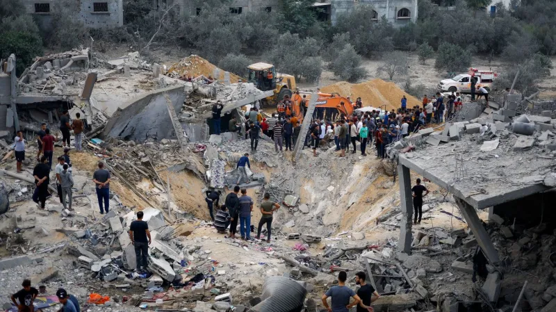 Kráter ve městě Chán Júnis, údajně způsobený dopadem izraelské rakety