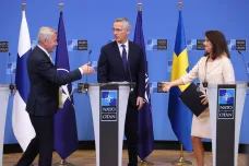 Přístupové protokoly Finska a Švédska do NATO podepsali představitelé členských zemí