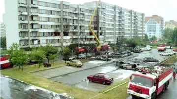 Celkový pohled na místo nehody na českobudějovickém sídlišti Vltava, kam se 8. června 1998 po srážce dvou armádních stíhacích letounů MiG-21 jeden z nich zřítil