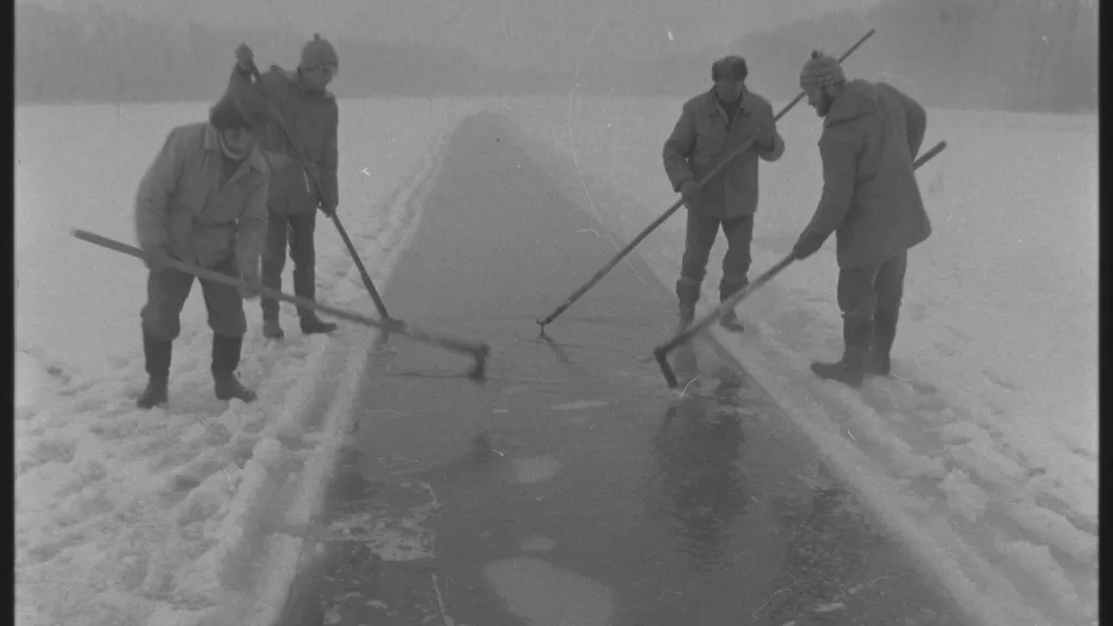 Rybáři museli v lednu 1985 prosekávat led, aby ryby mohly dýchat