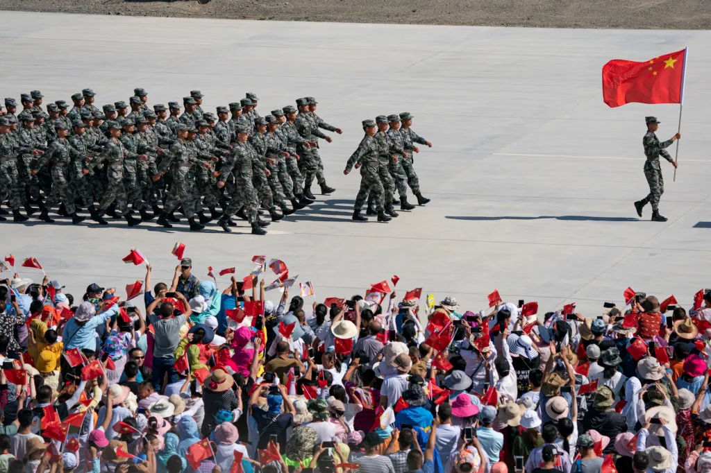 Během slavnostního zahájení her jednotky čínské armády pochodují před davem návštěvníků v Ujgurské autonomní oblasti u města Korla
