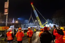 Stavaři demontovali železniční most v Ústí nad Labem, přípravy trvaly týdny