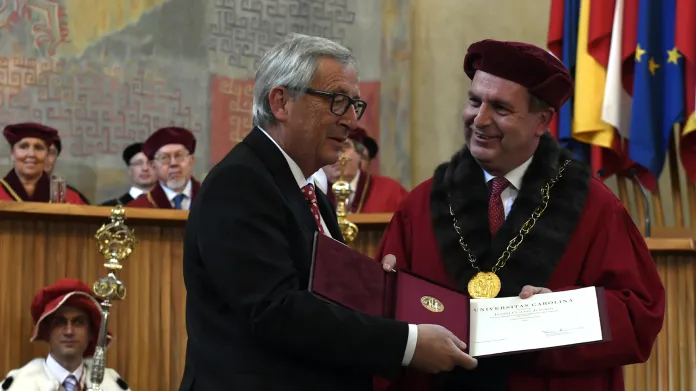 Jean-Claude Juncker (vlevo) převzal medaili z rukou rektora Univerzity Karlovy Tomáše Zimy