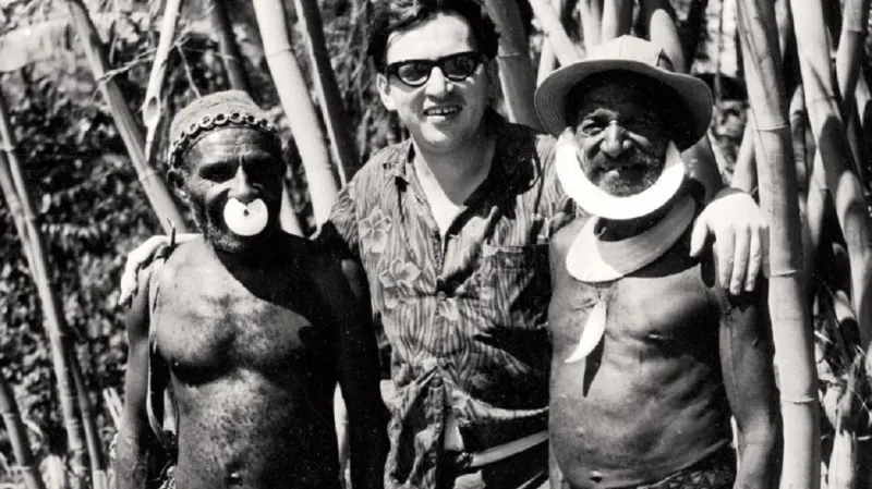 Miloslav Stingl na cestách (z dokumentu Stingl – Malý velký Okima)