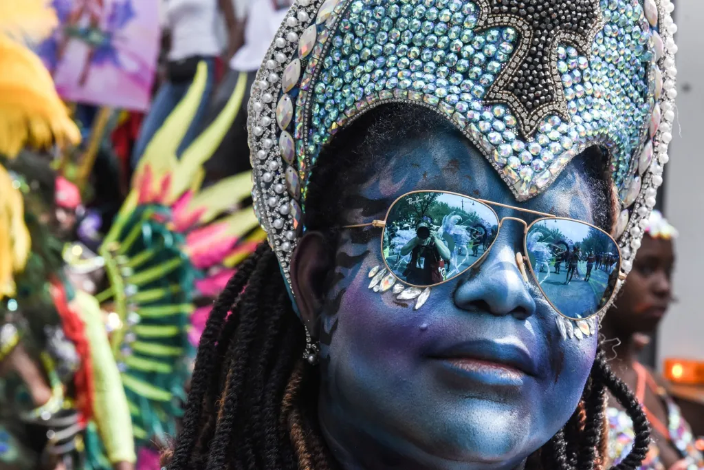 Jedna z tanečnic každoročního karnevalu karibských menšin v Brooklynu ukazuje svůj kostým