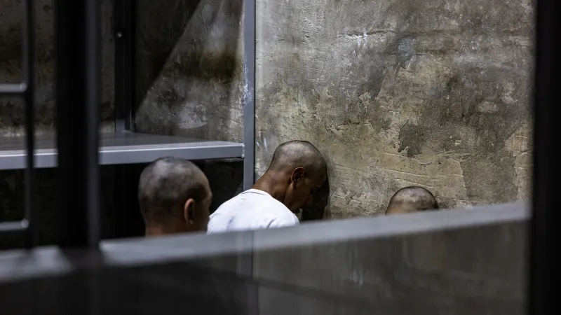 Vězni v salvadorském zařízení CECOT