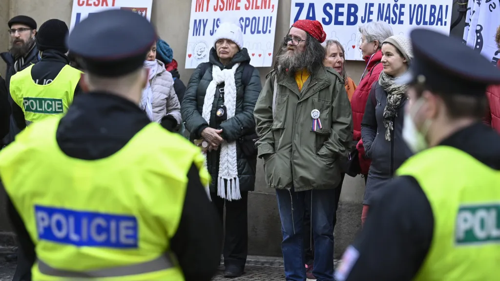 Demonstrace proti pandemickému zákonu na Malostranském náměstí v Praze