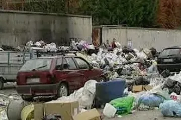 Vášnivé protesty proti otevření skládky v Neapoli pokračují