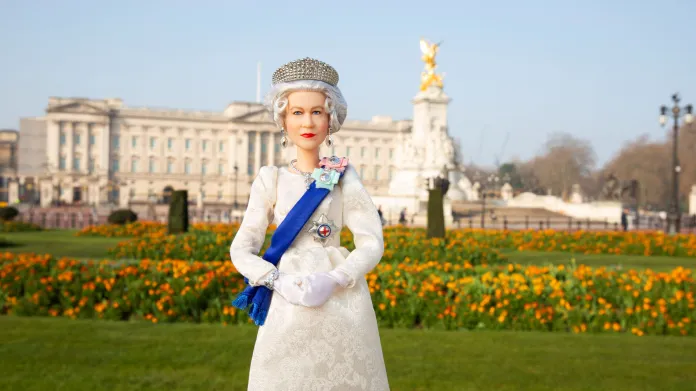 Panenka Barbie v podobě britské královny Alžběty II.