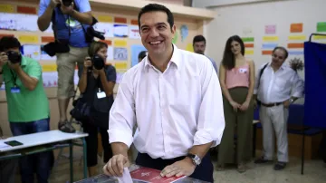 Alexis Tsipras dorazil do athénské volební místnosti nejenom bez kravaty, ale i bez saka