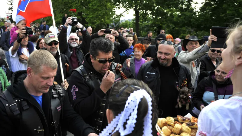 Bratislavané přivítali Noční vlky chlebem a solí