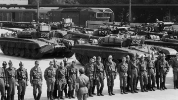 Sovětští vojáci před odjezdem z Československa