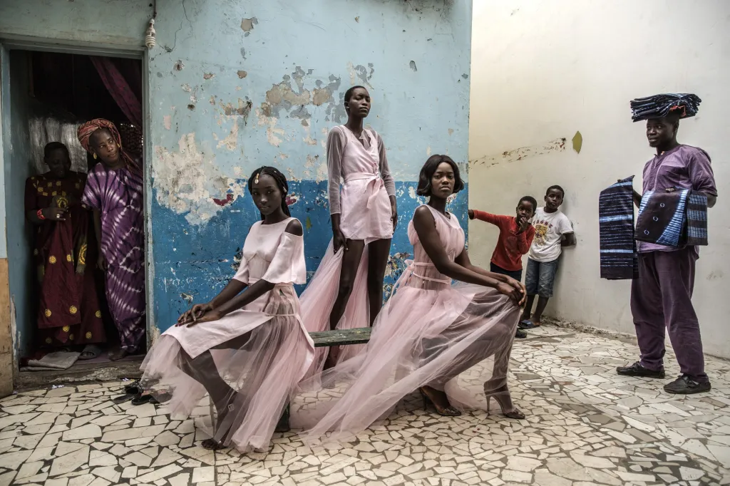 1. místo v kategorii portrét (Finbarr O’Reilly): Modelky pózující v ulicích Dakaru, předvádějí šaty senegalské návrhářky Adamy Paris