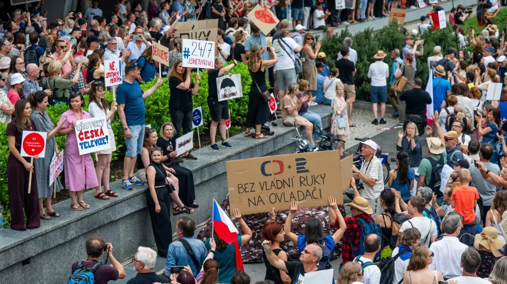 Demonstrace na podporu veřejnoprávních médií před budovou ČT na Kavčích horách