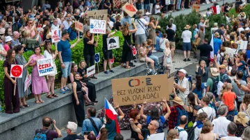 Demonstrace na podporu veřejnoprávních médií před budovou ČT na Kavčích horách