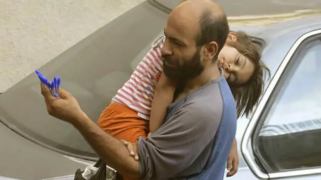 Uprchlík Abdal s čtyřletou dcerou prodává propisky