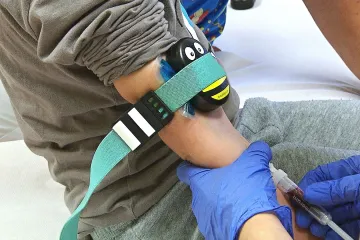 Vibrující beruška čelí strachu. Bezbolestný odběr krve u dětí zavedli v Havířově