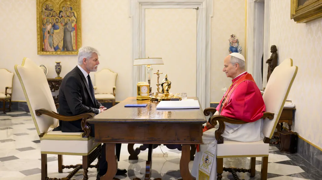 Papež Lev XIV. (vpravo) přijal k audienci českého prezidenta Petra Pavla (vlevo)